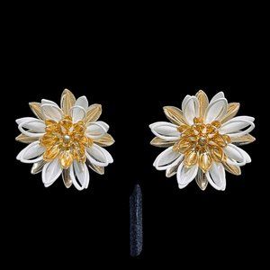 Sarah Coventry Water Lilly Gold Tone And White Enamel Clip On Earrings (4633)